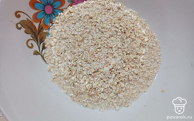 Овсяные хлопья извлеките из упаковки и залейте кефиром в удобной миске. Накройте миску пищевой пленкой или крышкой и оставьте на 30 минут.