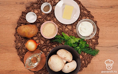 Подготовьте продукты для фаршированного блюда. Грибы, лук почистите. Помойте зелень. Лук, петрушку, укроп мелко порубите. Сыр натрите на мелкой терке. У грибов отделите ножки, мелко нарежьте. Шляпки отложите. Выбирайте грибы с плотной и упругой структурой.