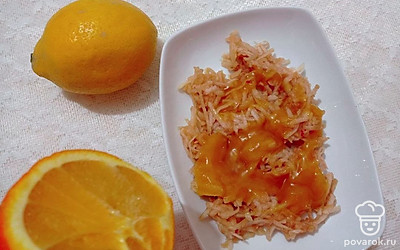 Лимон и апельсин помойте. Порежьте по палам, извлеките видимые косточки. Выдавите сок лимона и апельсина в миску с яблоками. Перемешайте.