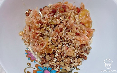 Набухшую овсянку в кефире соедините с остальными фруктами. По желанию добавьте немного меда и добавьте в получившуюся массу имбирь.