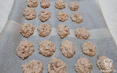 Формируйте из теста шарики и выпекайте их на противне 30 минут при температуре 200 градусов. Проверьте печенье на готовность шпажкой или зубочисткой. Готовое печенье выньте из духовки и дайте остыть.
