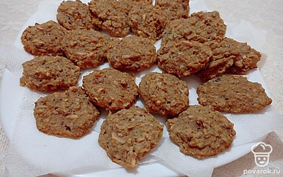 Перед подачей печенья к столу, украсьте его топленым шоколадом или кремом приготовленным самостоятельно. Посыпьте печенье сахарной пудрой или украсьте глазурью. Подавайте печень отдельно или с вареньем.