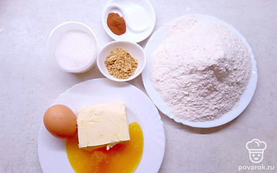 Это печенье приготовить достаточно быстро, но все же, если Вы хотите сократить время его приготовления – замесите тесто заранее и храните его в холодильнике.