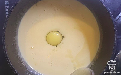 В толстостенный сотейник положите мед и сливочное масло. Поставьте его на плиту и растопите на тихом огне. Затем всыпьте сахар и нагревайте при постоянном помешивании еще 3-4минуты, чтобы сахар растворился. После этого добавьте 1 яйцо и хорошо перемешайте, чтобы яйцо не успело свернуться.