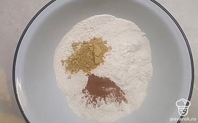 Отдельно смешайте все сухие продукты. Муку предварительно пересейте несколько раз, чтобы печенье получилось рассыпчатым. Добавьте мучную смесь в слегка охлажденную смесь масла, меда и яиц и замесите мягкое, эластичное тесто.