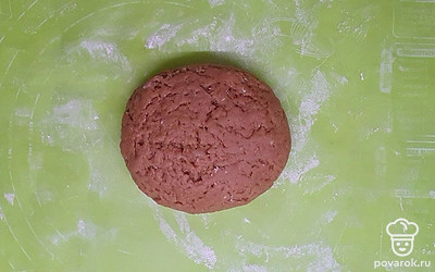 Вымешивайте тесто 5-10 минут, чтобы мука раскрылась и печенье получилось легким и рассыпчатым. Затем соберите его в шар, заверните в пищевую пленку и положите в холодное место минимум на 120 минут.