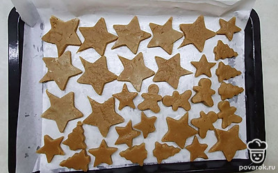 Отдохнувшее тесто раскатайте толщиной ½ -1 см, вырежьте рождественские и выпекайте в разогретой до 180 ℃ духовке 15-20 минут. Следите, чтобы печенье не подгорело.