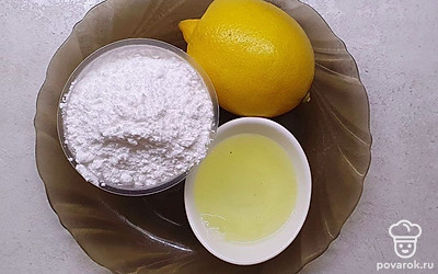 Приготовьте глазурь, для этого смешайте яичный белок с сахарной пудрой и 1-2 каплями лимонного сока и хорошо взбейте миксером на высокой скорости до устойчивой пены. Украшайте печенье узорами с помощью кондитерского мешка и насадок или покройте его глазурью полностью.