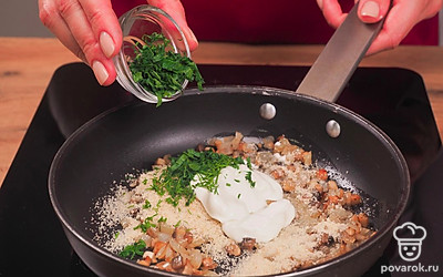 Подготовьте "фарш". В сковороде на масле обжарьте лук с ножками грибов 5 минут. Добавьте сухари, сметану, зелень укропа и петрушки, перемешайте, жарьте еще 2 минуты. Посолите, поперчите.