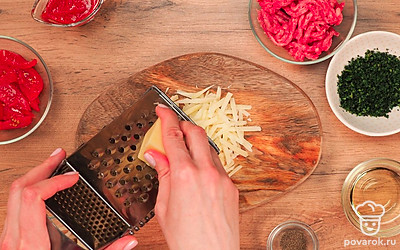 Помидор и зелень помойте и просушите. Нарежьте помидор тонкими полукольцами. Мелко нарежьте зелень. Сыр натрите на крупной терке.