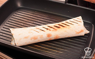 Разогрейте сухую сковороду и обжарьте шаурму с обеих сторон 1-2 минуты. Лаваш станет хрустящим, а сыр внутри расплавится.