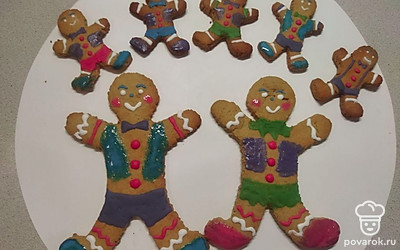 Подавайте имбирных человечков на одной большой тарелке, украшайте по своему желанию. Обязательно дополняйте печенье чашкой горячего чая.