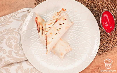 Подавайте шаурму сразу, пока горячая – так начинка будет более сочной, а лаваш не пропитается соусом и останется хрустящим.