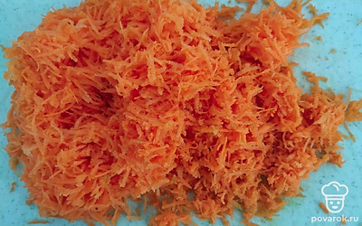 Морковь очистите, натрите на мелкой терке, цедру апельсина также натрите на крупной терке, добавьте к основным ингредиентам, перемешайте, постепенно, постоянно помешивая, всыпайте муку.