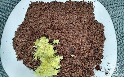 Смешайте в миске масло, сахар и яйцо, добавьте цедру лимона, апельсина и влейте немного свежевыжатого апельсинового сока и натрите имбирь по вашему вкусу. Разомните все ингредиенты до однородности.