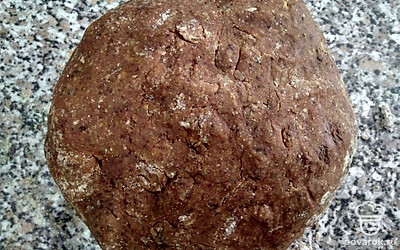 Всыпьте хлопья и замесите однородное тесто. Слепите шарики и выложите на пергамент. Выпекайте 20-30 минут.