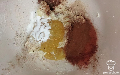 Размягчите сливочное масло соедините его в одной миске с сахаром, добавьте мед и яйцо. Затем добавьте соду, пряности и просеянную муку. Замесите однородное, гладкое, эластичное тесто и оставьте его в холодильнике на 25 минут.