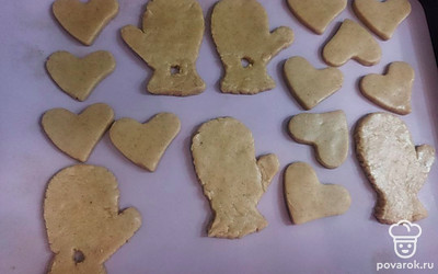 Затем раскатайте тесто большим коржом, толщиной не более 6 мм. С помощью формочек вырежьте разнообразные фигурки.