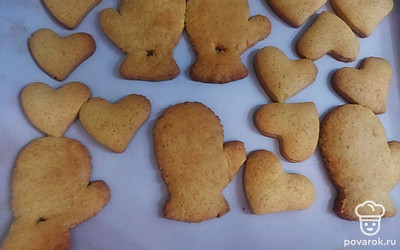 Разогрейте духовку до 180 градусов, выложите заготовки печенья в форму, и запекайте их около 15 минут. Растопите шоколад с помощью микроволновой печи и полейте им готовые печенья.