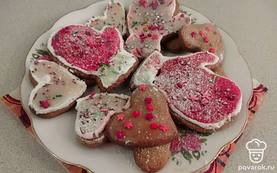 Используйте присыпку, чтобы сделать печенья более праздничными, можете полить шоколадом несколько раз, чтобы оно стало более глянцевым.