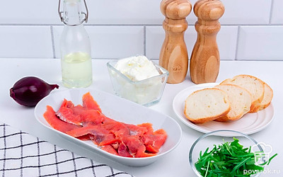 Помойте зелень.