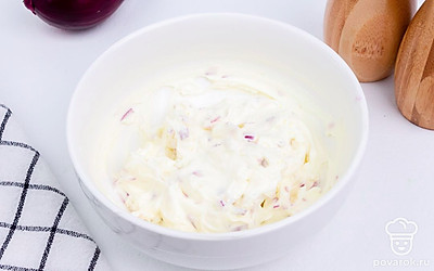 Измельчите репчатый лук, добавьте его к творожному сыру и тщательно перемешайте.