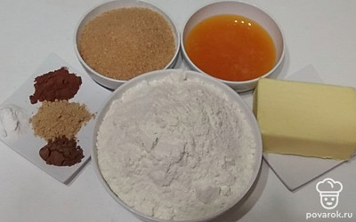 Хорошо просейте муку, можно 2-3 раза. После этого в ней не останется примесей, а печенья будут воздушнее и нежнее.