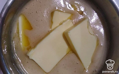 Возьмите кастрюлю с толстым дном и смешайте в ней патоку, сахар и воду. Доведите до кипения, добавьте специи и масло, подождите пока оно растает. Дайте смеси остыть, не перемешивайте.