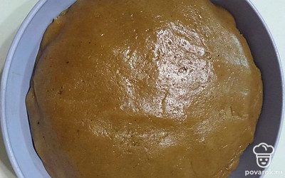 В отдельной миске смешайте 3 стакана муки и соду. Влейте туда же остывшую смесь с маслом и сахаром, замесите тесто. Заверните его в пищевую пленку и дайте отдохнуть в холодильнике около суток.