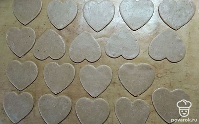 Выложите печенье на противень с пергаментной бумагой. Разогрейте духовку до 175 С и выпекайте около 6-8 минут. Дайте остыть на противне около 5 минут, а далее переместите на решетку и полностью остудите.