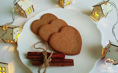 Подавайте порцию имбирного печенья на красивой тарелке, украсив палочками корицы.
