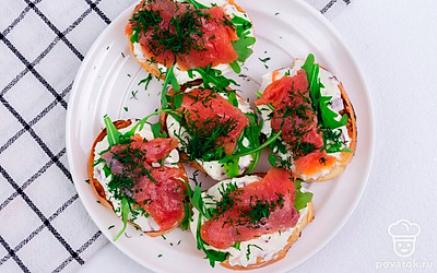 Готовые бутерброды переложите на тарелку для подачи. По желанию украсьте бутерброды измельченной свежей зеленью (укропом, петрушкой или кинзой).