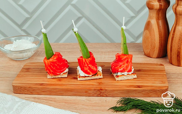 Канапе с красной рыбой и авокадо — Рецепт с фото