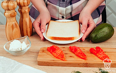 Отрежьте три длинных куска филе красной рыбы. Проверьте авокадо на зрелость. После приобретения авокадо лучше всего дать ему еще пару дней на дозревание.