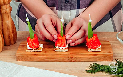 Оберните канапе в ломтик красной рыбы.