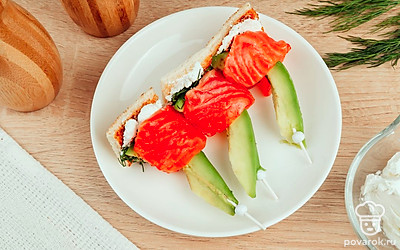 Эта закуска может подаваться без всяких соусов на отдельной большой тарелке. Также в компанию к этому блюду можно приготовить креветки в темпуре или маленькие бутерброды с маслом и икрой.