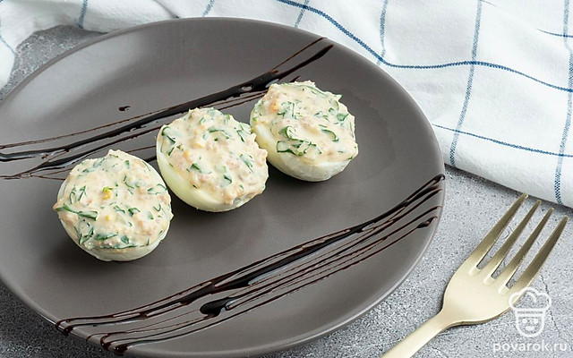 Фаршированные яйца мясом криля, петрушкой и луком — Рецепт с фото