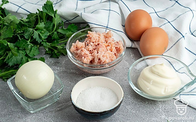 Убедитесь, что у вас есть все продукты в нужном количестве.Отварите куриное яйцо заранее.