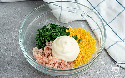 Очистите куриное яйцо и разрежьте пополам. Отделите белок от желтка, вынув последний чайной ложкой. Мелко нашинкуйте петрушку, лук и яичный белок. Смешайте в отдельной миске майонез, яичный желток, зелень и мясо криля для начинки, добавьте соль и перец по вкусу.