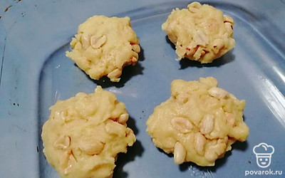 Тесто выложите на противень порционно столовой ложкой.