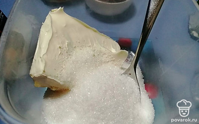 Смешайте мягкое масло с сахаром до растворения сахара.