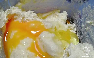 К смеси масла и сахара добавьте яйца, ванилин, соль и все хорошо перемешайте.