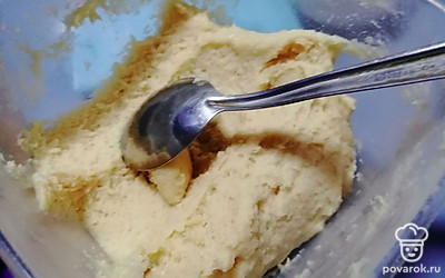 Далее постепенно добавьте просеянную муку и смешайте до однородной массы.