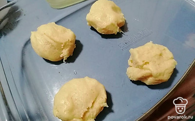 Тесто выложите на противень порционно столовой ложкой.