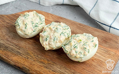 Выложите начинку в яичный белок, равномерно распределите ее внутри.