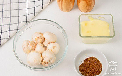 Выберите средние и крупные шампиньоны - так они сохранят сочность. Также грибы лучше брать одного размера, чтобы они равномерно замариновались и пропеклись. Мойте шампиньоны под проточной водой, чтобы смыть все загрязнения.