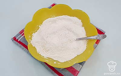 В глубокую миску насыпьте все сухие ингредиенты для теста: стакан сахарного песка, муку и разрыхлитель, перемешайте.