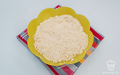 К сухим ингредиентам добавьте сливочное масло и руками перетрите все до состояния крошки.