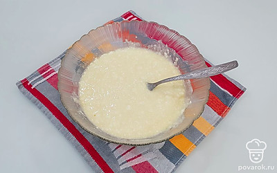 Теперь приступите к приготовлению творожной начинки. Для этого сначала разомните творог вилкой. К творогу добавьте стакан сахарного песка, ванилин, яйца и все хорошо перемешайте до однородной консистенции.