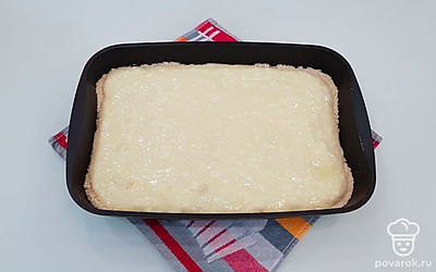 В прямоугольную форму для выпекания выложите ровным слоем две трети теста, но старайтесь тесто не приминать. На тесто вылейте начинку и тоже распределите по всей площади теста. На творожную начинку распределите оставшуюся треть теста так, чтобы вся начинка была присыпана тестом. Поставьте форму с печеньем в заранее разогретую до 200 °С духовку на 40 минут.